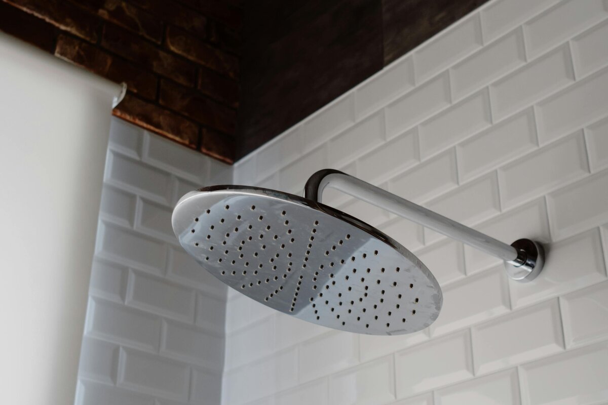 Kylpyhuoneen laatoitustyötä