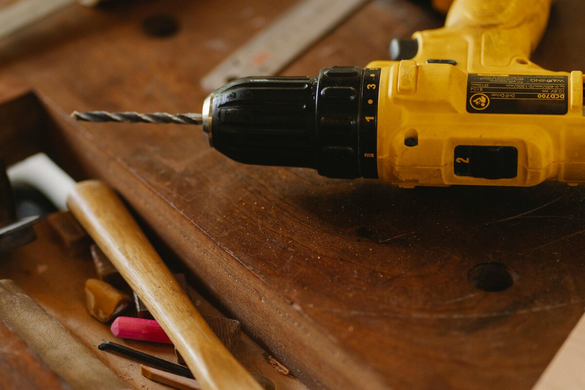 Perustyökaluja pöydällä